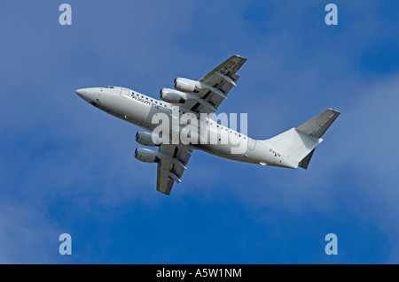 BAe 146-200a Flüsterjet Short Haul Regionalverkehrsflugzeug Abfahrt Dalcross Flughafen Inverness, Schottland.  XAV 4958-463 Stockfoto