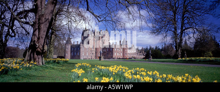 Glamis Castle im Frühling Angus, Schottland. GPAN 0118 Stockfoto