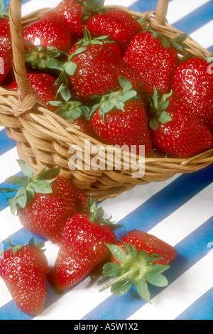 Korb gefüllt mit frischen, Reifen Erdbeeren. Stockfoto