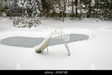 Hinterhof Schwimmbad nach einem Schneesturm Stockfoto