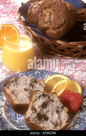 Frühstück mit Blaubeer-Muffins. Stockfoto
