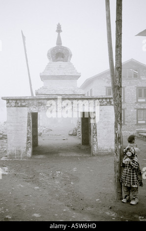 Welt zu reisen. Buddhistische religiöse Stupa hoch in den Ausläufern des Himalaya-Gebirge in Nepal in Asien. Abenteuer Fernweh Eskapismus Stockfoto