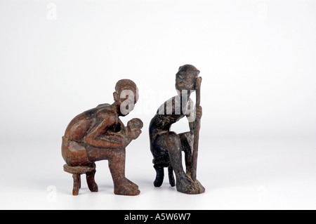 Kleine afrikanische aus Holz geschnitzte Figuren. DSC 8522 Stockfoto