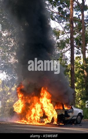 Ein Mercedes Auto on Fire auf eine australische Landstraße. DSC 8568 Stockfoto