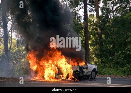 Ein Mercedes Auto on Fire auf eine australische Landstraße. DSC 8572 Stockfoto