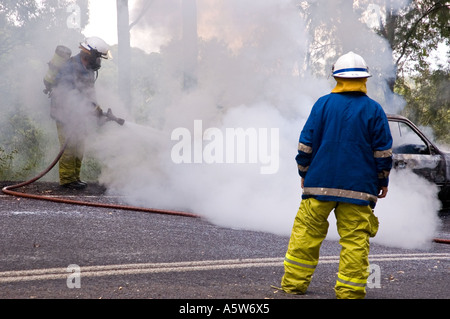 Ein Mercedes Auto on Fire auf eine australische Landstraße. DSC 8604 Stockfoto