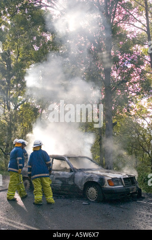 Ein Mercedes Auto on Fire auf eine australische Landstraße. DSC 8610 Stockfoto