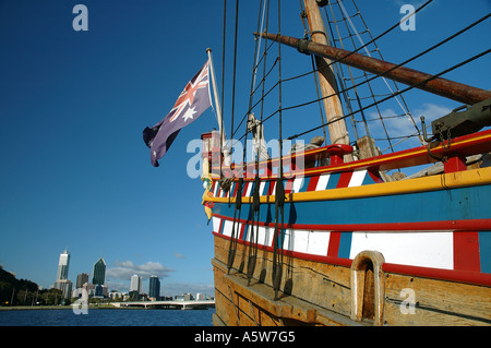 Die Duyfken am Swan River mit der modernen Stadt Perth im Hintergrund Stockfoto