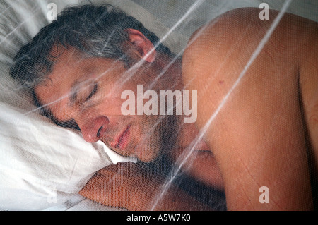 Reisenden sicher schlafen unter einem Moskitonetz in einem Hotelzimmer in einem tropischen Land Stockfoto