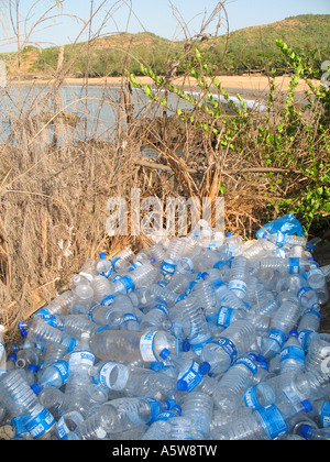 Kunststoff-Flaschen aus dem verpackten Trinkwasser in Indien Stockfoto