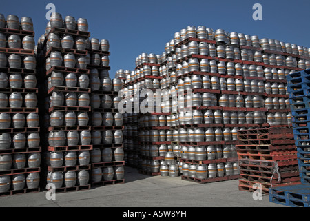 Fässer Bier auf Paletten stapeln Stockfoto