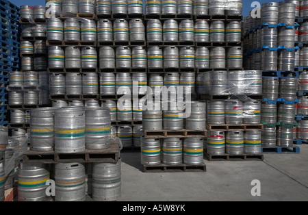 Fässer Bier auf Paletten stapeln Stockfoto