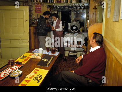 Innenraum des Pub (Tuckers Grab Inn) in Somerset, England ca. 1985 Stockfoto