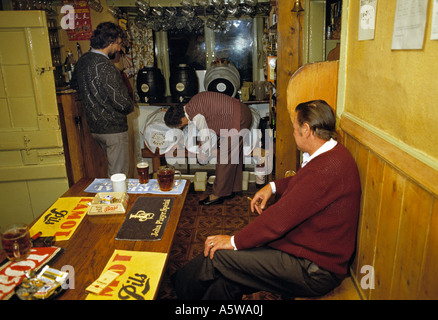 Innenraum des Pub (Tuckers Grab Inn) in Somerset, England ca. 1985 Stockfoto