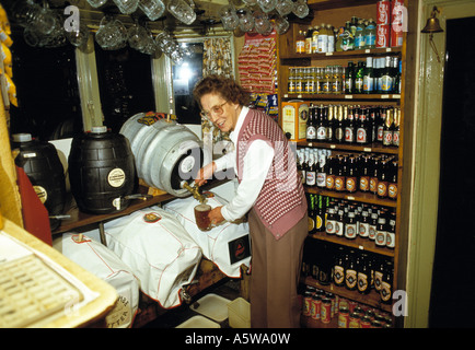 Wirtin Abgabe Bier direkt vom Fass, England ca. 1985. Stockfoto