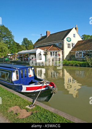 Schmale Urlaubsboot vertäut gegenüber dem Kanal Seite Barge Inn Seend Wiltshire England UK EU Stockfoto