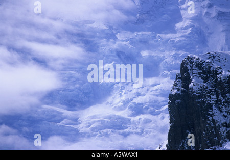 Schnee und Wind Wand des Annapurna II IV Reihe von Ghyaru Dorf Annapurna Conservation Area Nepal aus gesehen Stockfoto