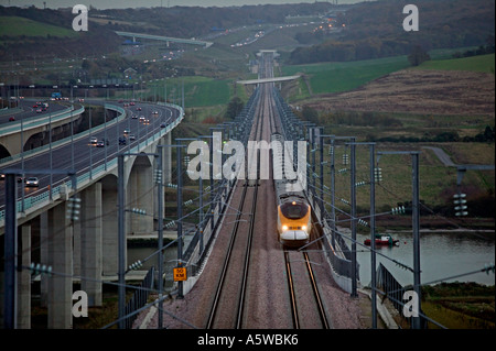 Eurostar-Zug überquert den Fluss Medway in der Nacht in der Nähe von M2 Autobahn auf der High Speed One (Channel Tunnel Rail Link). Stockfoto