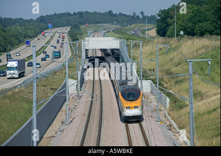 Eurostar-Zug auf der High Speed One (Channel Tunnel Rail Link) in verkehrsreichen Korridor im Süden Englands tätig. Stockfoto