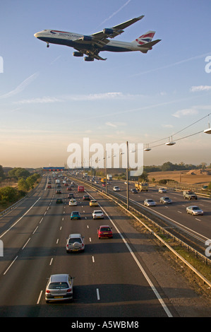 Jumbo Jet geht über Autobahn M25 kurz vor der Landung am Flughafen London Heathrow in England. Stockfoto