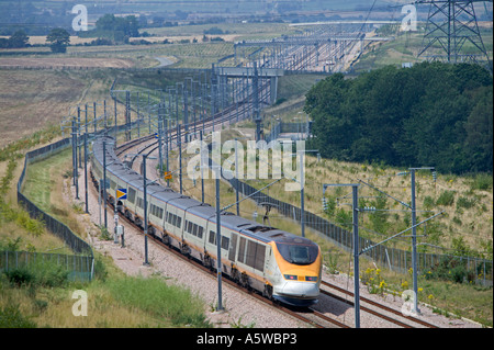 Eurostar-Zug mit Geschwindigkeit auf der High Speed One (Channel Tunnel Rail Link) in Betrieb, in einem gewölbten Bogen gelehnt. Stockfoto