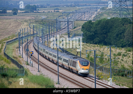 Eurostar-Zug mit Geschwindigkeit auf der High Speed One (Channel Tunnel Rail Link) in Betrieb, in einem gewölbten Bogen gelehnt. Stockfoto