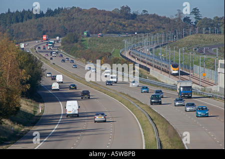 Eurostar-Zug auf der High Speed One (Channel Tunnel Rail Link) in verkehrsreichen Korridor im Süden Englands tätig. Stockfoto