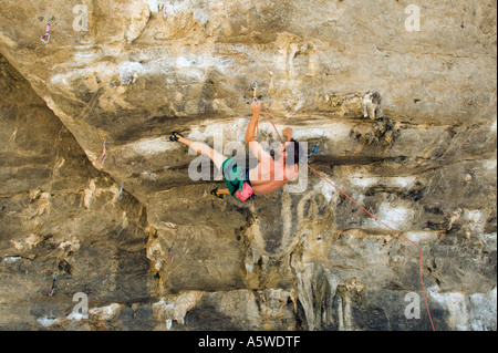 Mann Klettern überhängenden Felswand von Kalkstein am Tonsai Beach Süd-Thailand Stockfoto