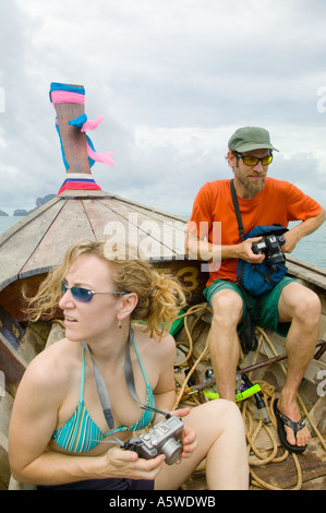 Paar, Reiten im Longtail-Boot Andaman Sea-Thailand Stockfoto