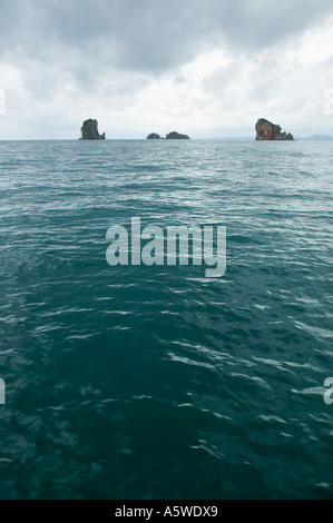 Kalksteinfelsen erhebt sich über die Andaman Sea Südthailand als Regen Sturm Ansätze Stockfoto