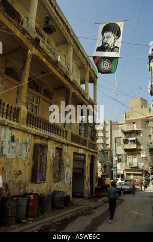 Mann auf einer Straße mit Bauruinen, Minet El Hosn, Beirut, Libanon. Stockfoto