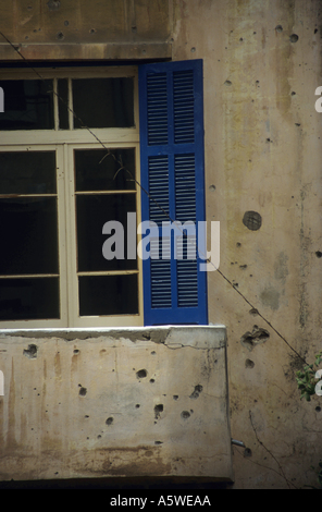 Libanon Beirut im April 1994 nach dem Bürgerkrieg Furn El Cheback Bezirk Kugeln Auswirkungen auf ein Gebäude Fensterläden Stockfoto