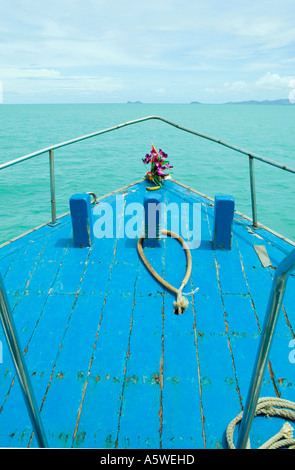 Der Bogen einer Fähre in der Rubrik Golf von Thailand, Koh Phangnan Blüten und Früchte sitzen an der Stelle Stockfoto