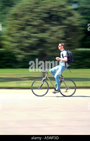 Ein Radfahrer fahren ohne halten des Lenkers im Londoner Hyde Park. Stockfoto