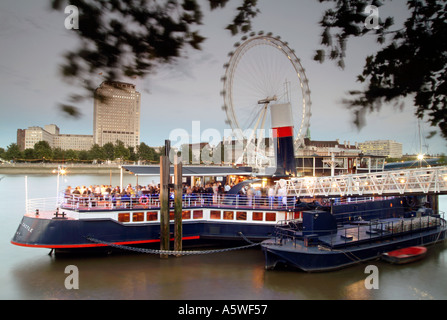 Tattershall Castle Pub-Boot vertäut am Themse-Ufer in London. Stockfoto