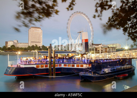 Tattershall Castle Pub-Boot vor Anker auf der Themse Flußdamm in London. Stockfoto