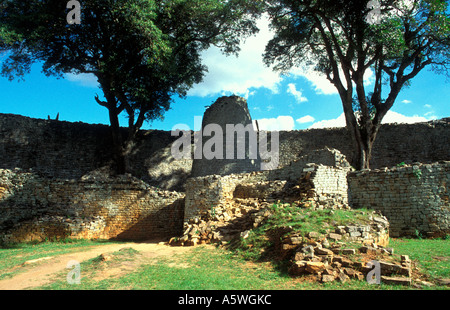 Konisch Turm und Interieur, die umgebenden Wände des großen Gehäuses am Great Zimbabwe National Monument in der Nähe von Masvingo, Simbabwe Stockfoto