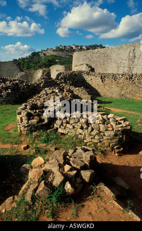 Im Inneren der Anlage und Sicht auf der Hill-Komplex am Great Zimbabwe National Monument, in der Nähe von Mazvingo, Zimbabwe, Afrika. Stockfoto