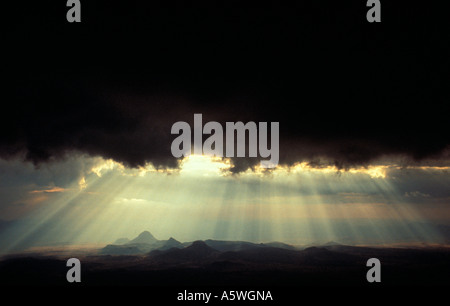 Spektakuläre Sonnenstrahlen durchbrechen dunkle Gewitterwolken. Blick vom Welten Ansicht Nyanga östlichen Simbabwe Südafrika Stockfoto