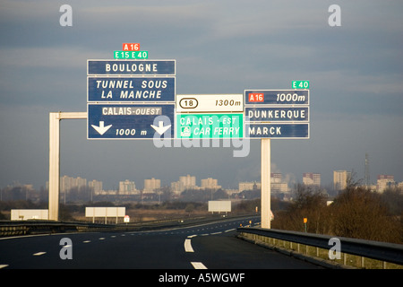 Französische Autobahn Zeichen nähert sich Calais A16 Nord Pas-de-Calais Stockfoto