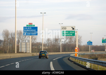 Französische Autobahn Zeichen nähert sich Calais A16 Nord Pas-de-Calais Stockfoto