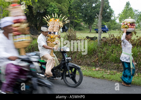 Balinesische Männer in traditionellen Kostümen auf Motorrädern Bali Indonesien Stockfoto