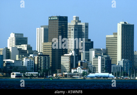 Skyline der Stadt Durban gesehen vom Hafen KwaZulu Natal in Südafrika Stockfoto