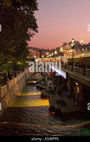 BARS RESTAURANTS BRUNNEN UND FRÜHSOMMER ABEND MASSEN IN ALEKSANDROWSKI GÄRTEN MOSKAU RUSSLAND Stockfoto