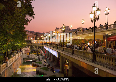 BARS RESTAURANTS BRUNNEN UND FRÜHSOMMER ABEND MASSEN IN ALEKSANDROWSKI GÄRTEN MOSKAU RUSSLAND Stockfoto