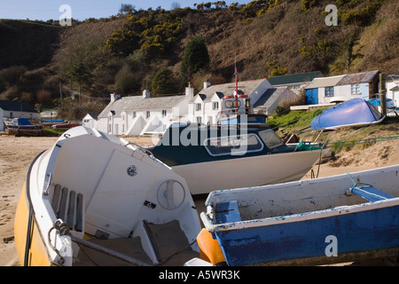 Boote am Strand von Penrhyn Nefyn kleiner Fischerhafen in Porth Nefyn Bucht auf Lleyn Halbinsel Wales UK Stockfoto