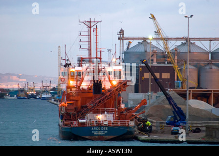 Tanker in Shoreham Docks Sussex England UK geladen werden Stockfoto