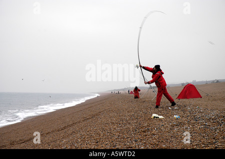 Meeresangler auf Chesil beach Stockfoto