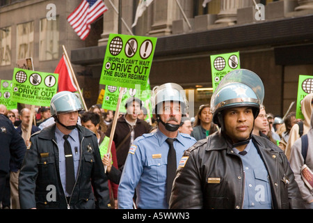 Polizei in Kampfmontur Anti-Kriegs-Protest Chicago Illinois USA Stockfoto