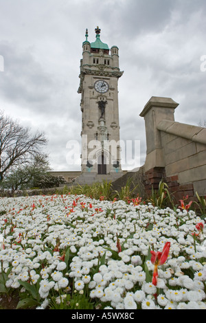 Whitehead Memorial Uhrenturm mit Gärten in Blüte, forground weißen Blumen in Bury lancashire uk Stockfoto